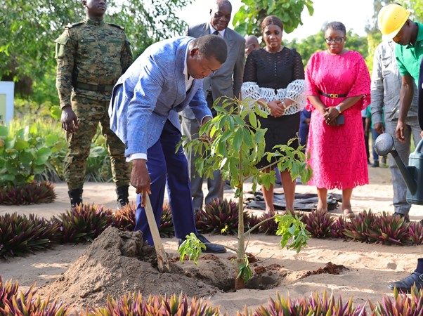 Le Président Faure Gnassingbé visite Aného et encourage la jeunesse locale