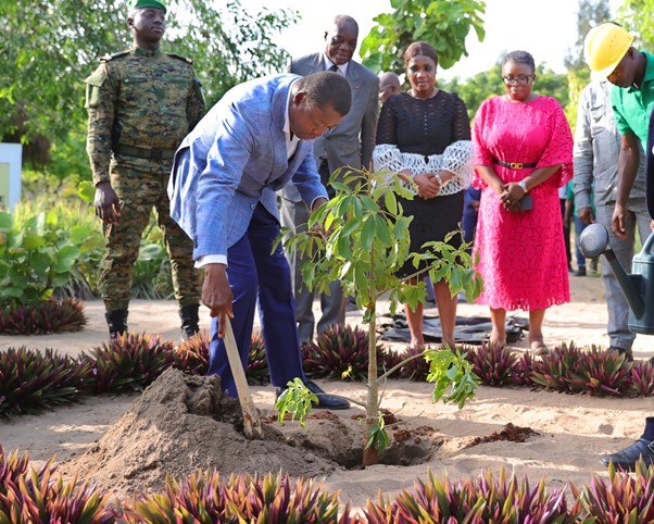 Le Président Faure Gnassingbé visite Aného et encourage la jeunesse locale