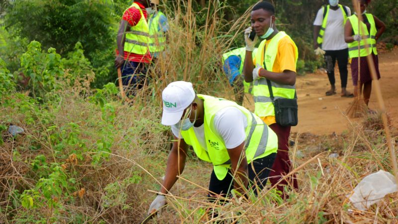 Les jeunes de la communauté ABN se mobilisent pour une ville propre à Agbografo- Bedjimé