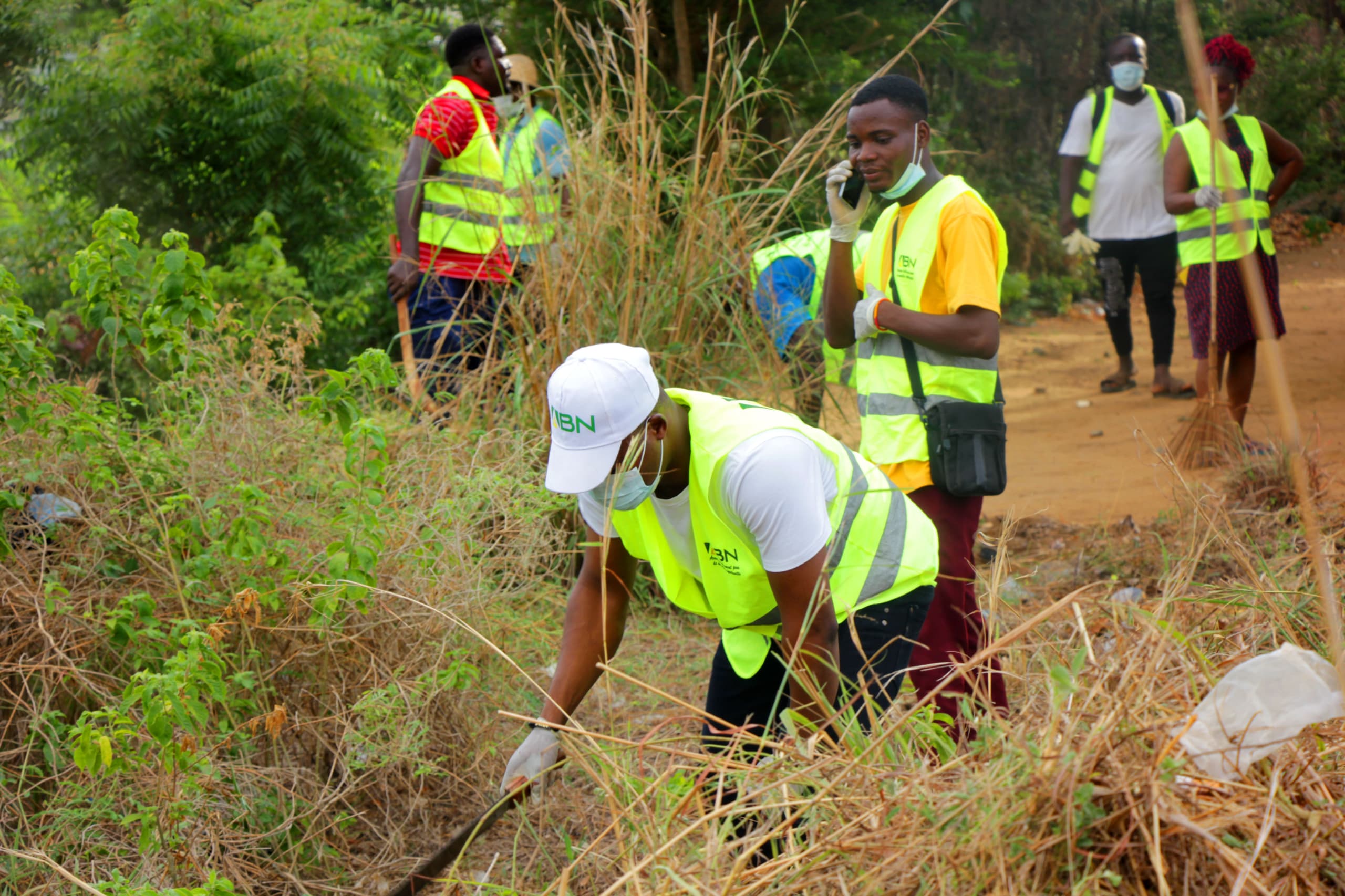 Les jeunes de la communauté ABN se mobilisent pour une ville propre à Agbografo- Bedjimé