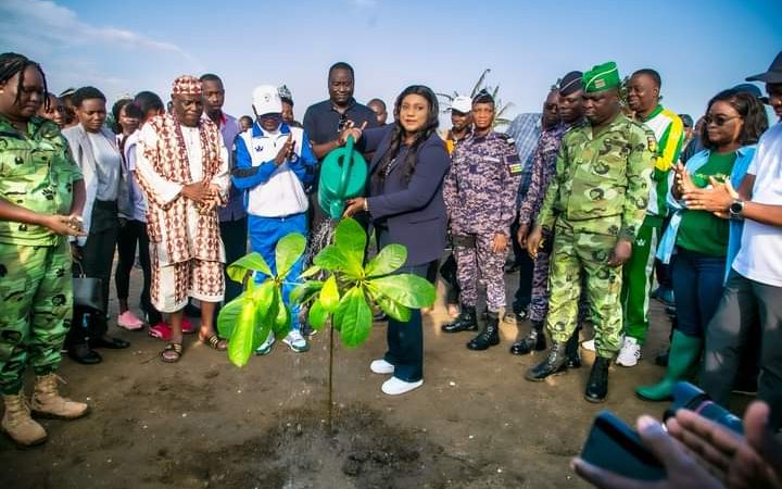 La Présidente de l’Assemblée Nationale Chantal Yawa Djigbodi Tsègan participe à la campagne nationale de reboisement