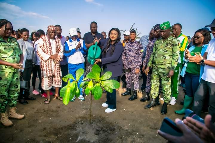 La Présidente de l’Assemblée Nationale Chantal Yawa Djigbodi Tsègan participe à la campagne nationale de reboisement