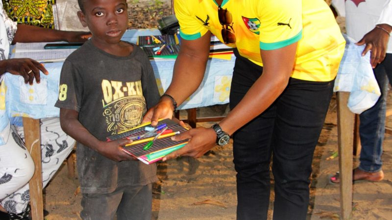 Adjé Bédjen Nunyakpen soutient les enfants démunis d’Agbodrafo avec des kits scolaires