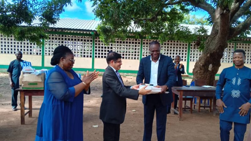 Mme Midamegbe Akakpo et M. Yakpey Comlan Nomadoli distribuent des kits scolaires aux élèves de Tohoun