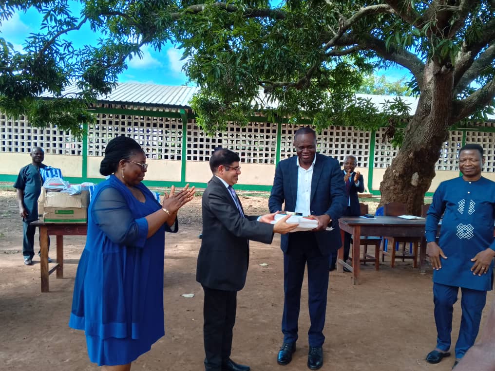 Mme Midamegbe Akakpo et M. Yakpey Comlan Nomadoli distribuent des kits scolaires aux élèves de Tohoun