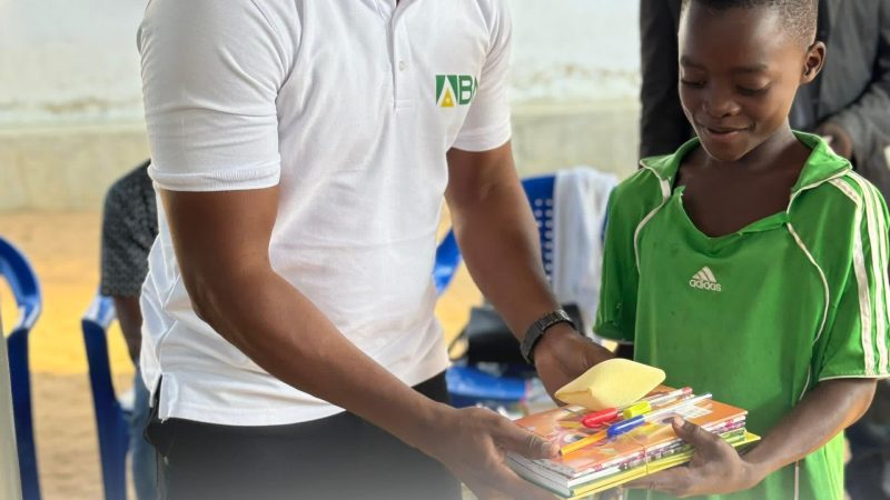 Lacs : Adjé Bédjen Nunyakpen a fait don de kits scolaires aux élèves du village Kpessi et Amedehoevé