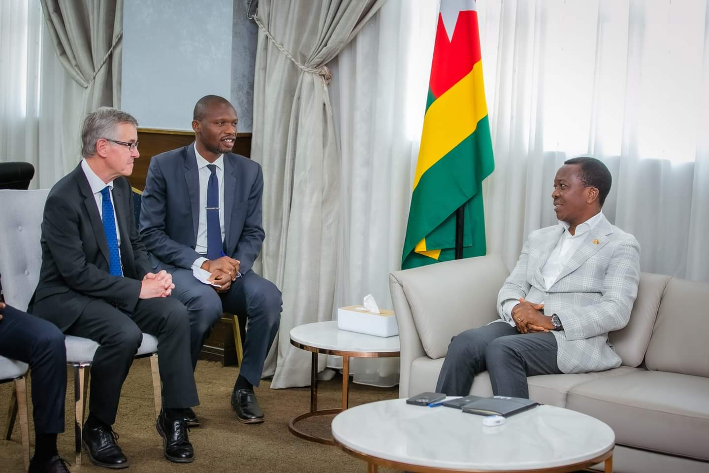 Rencontre entre Sevon-Tépé Kodjo Adédzé et Dr Chris Jenkins Obe sur les Jeux du Commonwealth