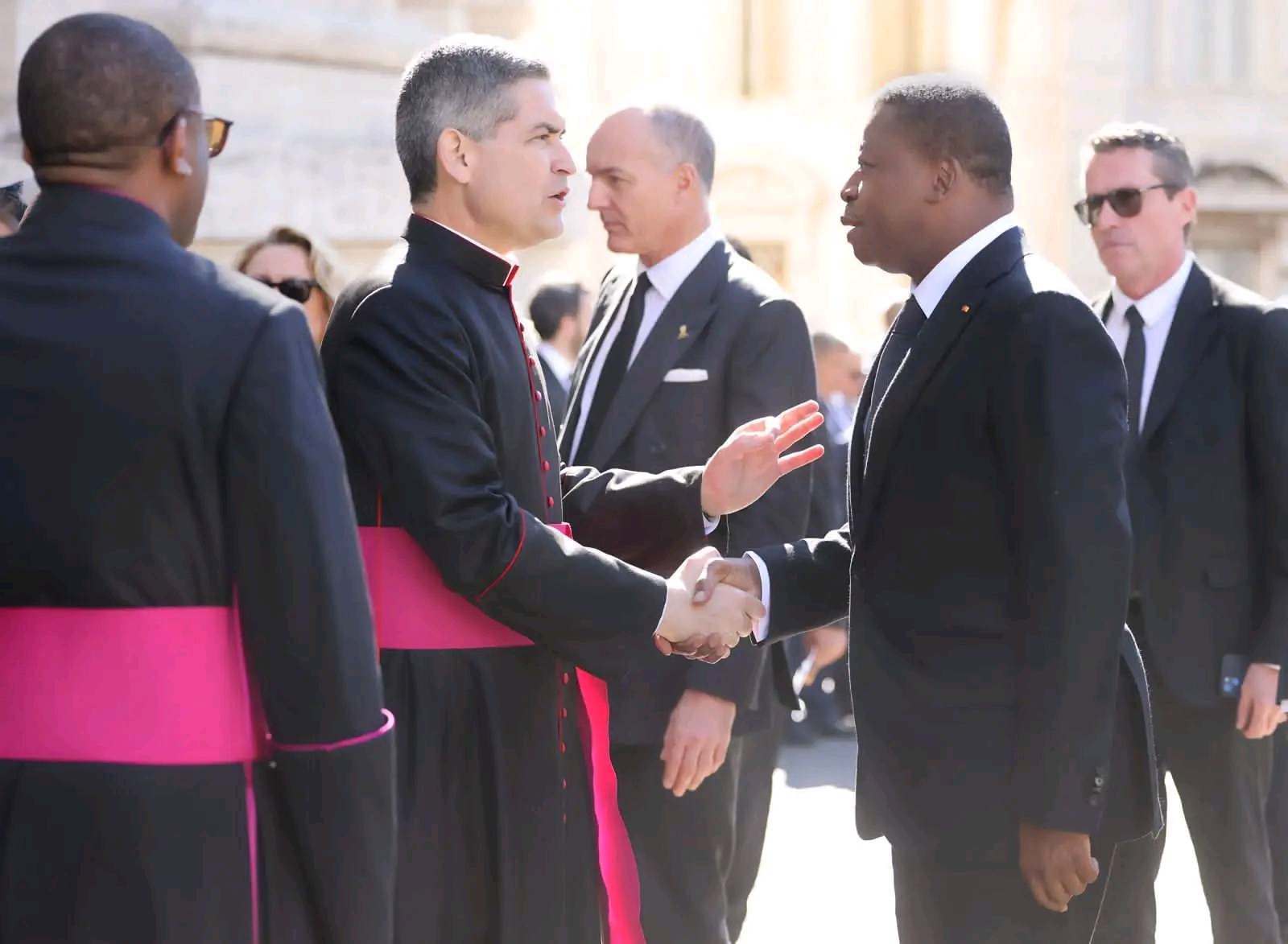 Faure Gnassingbé salue la mémoire du Pape François lors des obsèques à Rome
