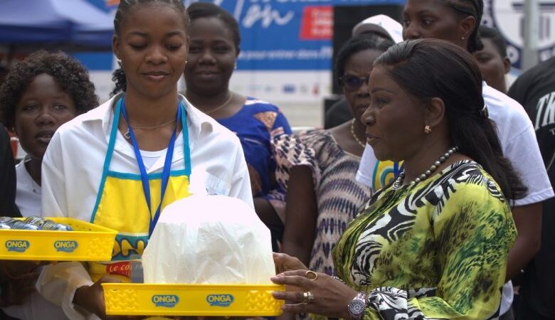 La ministre Kayi Mivedor-Sambiani encourage Laurence Assignon dans son marathon culinaire