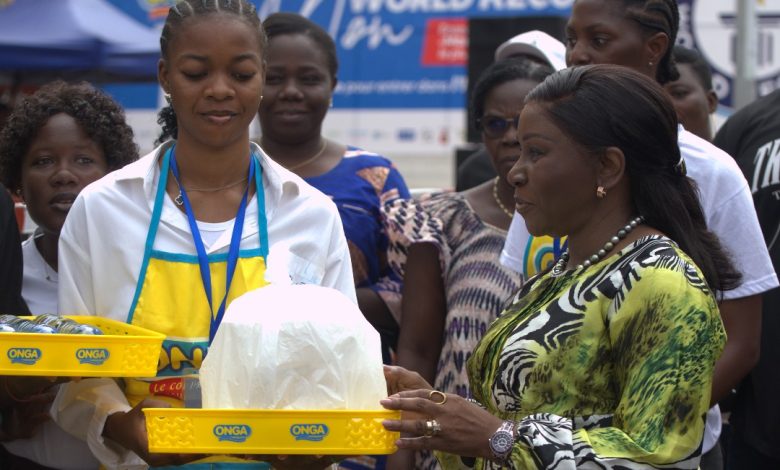 La ministre Kayi Mivedor-Sambiani encourage Laurence Assignon dans son marathon culinaire