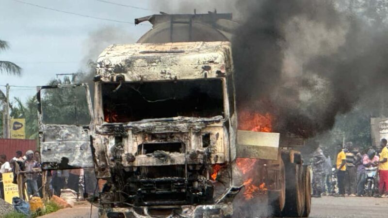 Un camion-citerne prend feu à Tsévié