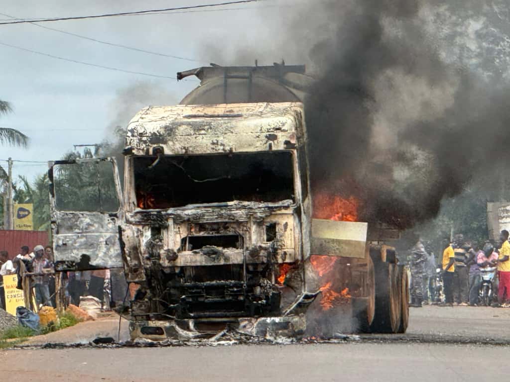 Un camion-citerne prend feu à Tsévié